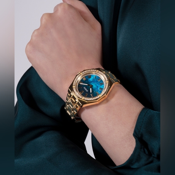 GUESS Ladies Gold Tone Analog Watch - Picture 3 of 9